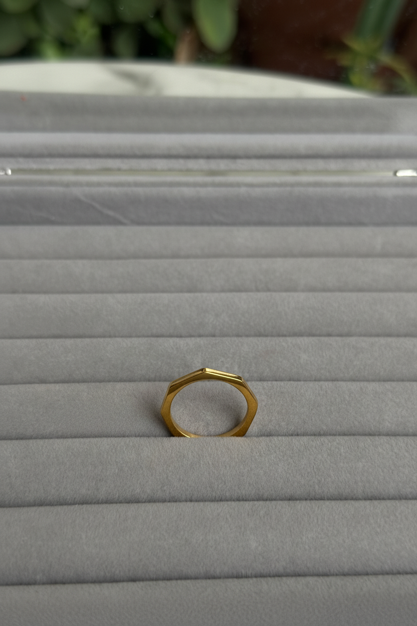 Geometric Faceted Ring